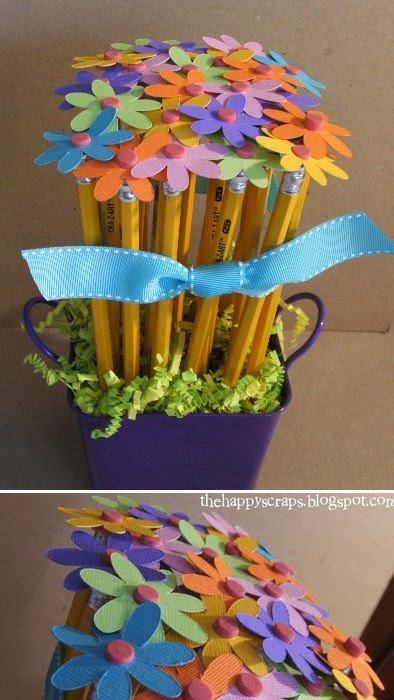 букет из карандашей, фломастеров и бумажных цветочков