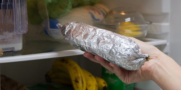 Остывшую колбасу положите в холодильник на ночь