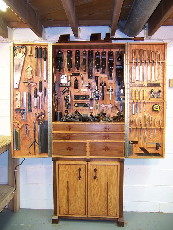 Многие начинают с простого шкафа или даже комода для хранения ручных инструментов