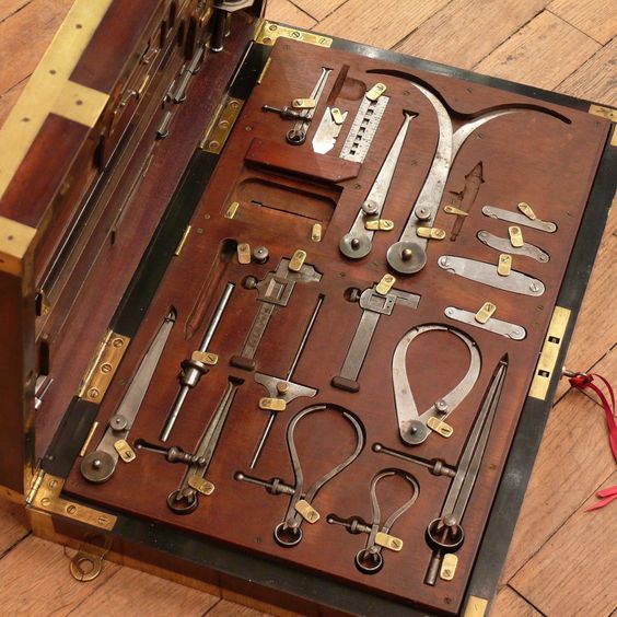 Ящики, сундуки и комоды для инструментов как хранили ранее