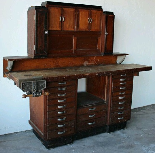 В прошлые века рабочее место столяра - стол - верстак - был объединен с шкафом-комодом для хранения инструментов