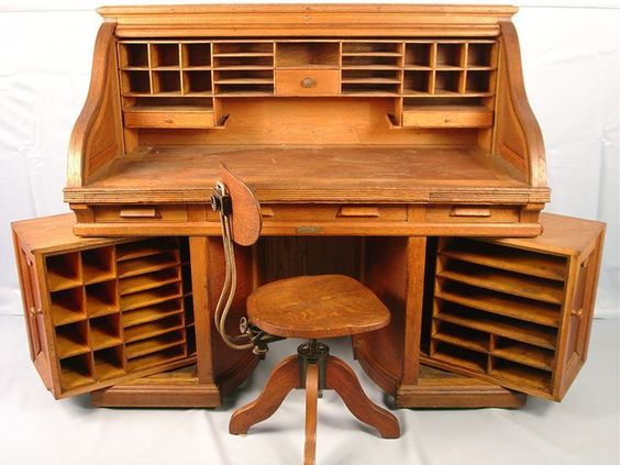 Несмотря на старину, и сейчас такой стол - бюро привлекателен для хоббиста, c оригинальными поворотными ящиками